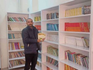 Diyarbakırlı Yazar Sinanoğlu 10. Kitabını Çocuklara Hediye Etti