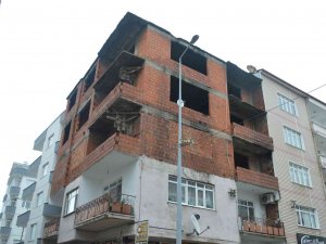 İ̇lçe Merkezindeki Metruk Bina Tehlike Saçıyor