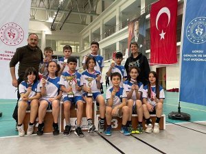 Badminton Akademi Meyvelerini Veriyor