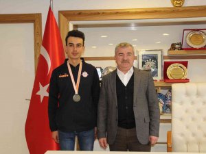 Başarılı Sporcuya Kaymakam Ve Başkandan Destek