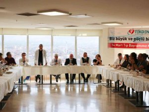 Denizli Tekden Doktorlarına Ailelerinden Sürpriz Tıp Bayramı Mesajı