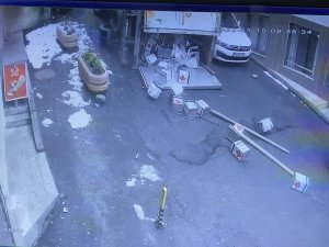 Beyoğlu’nda Tehlikeli Madde Yüklü Kamyonet Devrildi: Faciadan Dönülen Kaza Kamerada