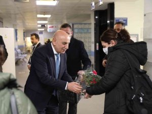 Altınok’tan Sağlık Çalışanlarına Çiçek Hediyesi