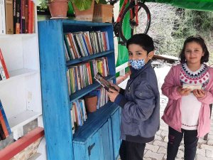 Evin Bahçesine Kurduğu Kütüphanede Mahallece Kitap Okuyorlar