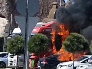 Osmaniye’de Park Halindeki Otomobil Alev Alev Yandı
