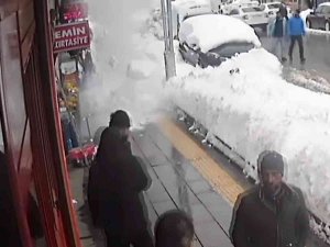 Kaldırıma Düşen Kar Kütlesinden Saniyelerle Kurtuldular