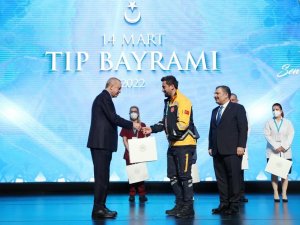 Hastayı Sırtında Taşıyan Sağlık Görevlisi Hediyesini Cumhurbaşkanından Aldı