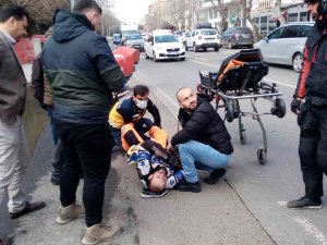 Otomobille Çarpışan Motosikletli Kurye Yaralandı