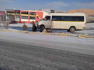 Kontrolden Çıkan Servis Minibüsü Refüje Çıktı: 8 Yaralı