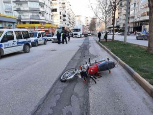 Polislerin Gözü Önünde Yayaya Çarptı