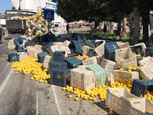 Kamyonun Kasası Yan Yattı, Limonlar Etrafa Saçıldı