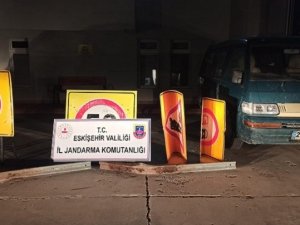 Trafik Levhalarını Çalmak İsterken Suçüstü Yakalandı