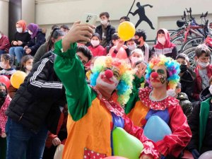 Üniversiteliler Köy Okulunda Öğrencilerle Buluştu