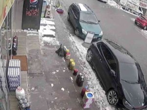 Otomobilin Çarptığı Kadın Metrelerce Savruldu