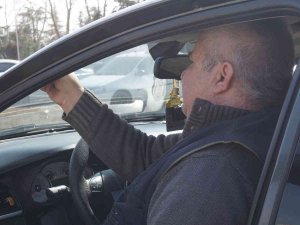 Araçlarındaki Cam Filmlerini Elleriyle Söktüler