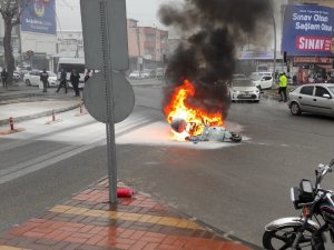 Seyir Halindeyken Devrilen Motosiklet Alev Topuna Döndü