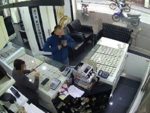 İ̇zmir’de Kuyumcudan Hırsızlık Güvenlik Kamerasında
