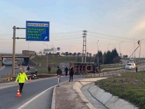 Hammadde Yüklü Tır Yol Ayrımında Devrildi