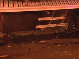 İ̇stanbul Sultanbeyli’de Otomobil Tıra Çarptı: 3 Yaralı