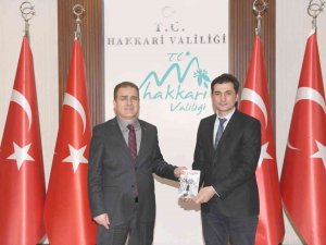 Polis Memuru ’’İ̇stanbul Yolu’’ Adlı Şiir Kitabını Vali Akbıyık’a Takdim Etti