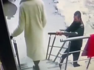 Ümraniye’de Hırsız, Kimseye Aldırış Etmeden Demir Korkulukları Çaldı
