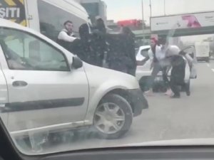 Maltepe’de Yol Verme Kavgasında Tekmeler Yumruklar Havada Uçuştu