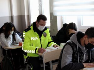 Polisler Okul Sıralarına Geri Döndü