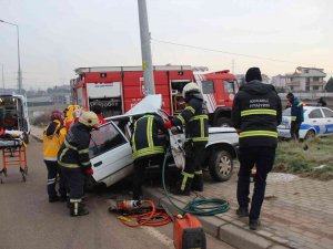 Direğe Çarpan Otomobilde Sıkışan Sürücüyü Zamanla Yarışarak Kurtardılar