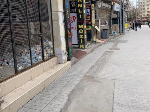 İ̇çi Çöp Dolu Boş Dükkân Adalar’ın Güzelliğine Gölge Düşürüyor
