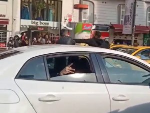 Osmanbey’de Trafikte Kavga Kamerada: Yumruk Darbesiyle Yere Savruldu