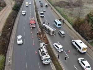 Tuzla’da Midibüs Refüje Çıkıp Yan Yattı: 3 Yaralı