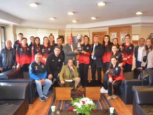 Ereğli Belediyespor Bayan Voleybol Takımı 1. Lige Yükseldi
