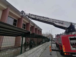 Tehlike Saçan Buz Sarkıtları Temizleniyor