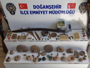 Polis Uyuşturucu Madde Ararken Tarihi Eser Buldu