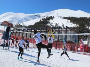 Kar Üstünde Voleybol Nefesleri Kesiyor
