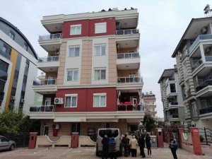 Günısıyı Tamir Ederken Merdivenlerden Beton Zemine Düşerek Hayatını Kaybetti