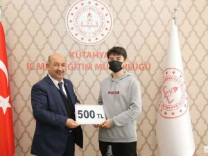 Kütahya’da Şiir Yarışmasında Dereceye Öğrenciler Ödüllendirildi