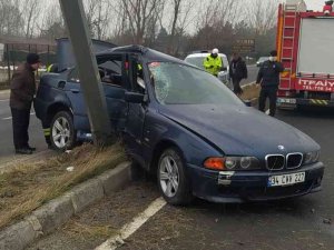 Aydınlatma Direğine Çarpan Otomobilin Sürücüsü Yaralandı