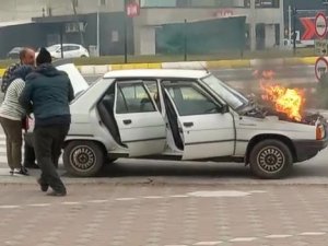 Lpg’li Araç Alev Aldı, Korku Dolu Dakikalar Kameralara Yansıdı