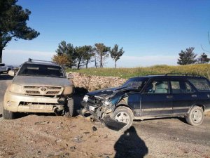 Manavgat’ta İki Araba Kafa Kafaya Çarpıştı: 1 Yaralı