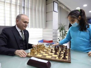 Başkan Özlü Çocuklarla Satranç Oynadı