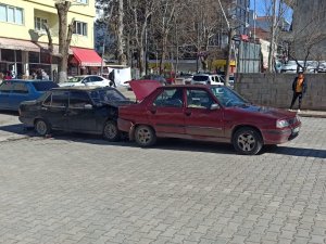 Gölbaşı’nda Otomobiller Çarpıştı