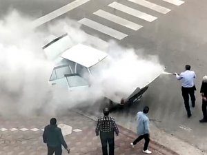 Edremit’te Otomobil Alev Alev Yandı, Kamera Saniye Saniye Yangını Kaydetti