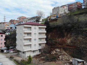 Samsun’da Heyelan Nedeniyle 5 Katlı Bina Boşaltıldı