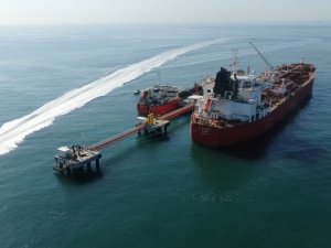 Mersin’e Gelen Gemiden Ayçiçek Yağı Sevkiyatı Başladı