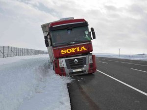 Kars’ta Tır Yoldan Çıktı