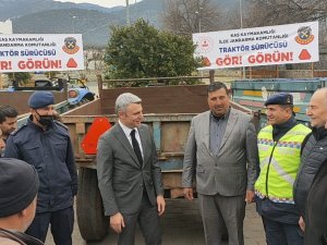 Kaş’ta 80 Traktör Sürücüsüne Reflektör Dağıtıldı