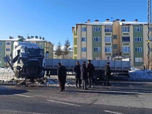 Tatvan’da Tırlar Çarpıştı: 1 Yaralı