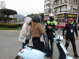 Marmaris’te Motosiklet Sürücülerine Kask Uygulaması