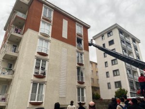 Ümraniye’de Apartman Dairesi Alev Alev Yandı, 10 Kişiyi İtfaiye Kurtardı